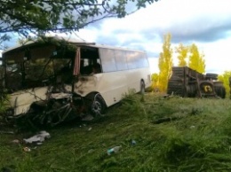 В Лисичанске от грузовика отцепился прицеп и врезался в автобус с пассажирами (фото)