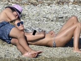 Хайди Клум топлес развлеклась с молодым любовником на пляже