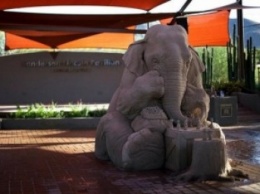 Невероятная песочная скульптура: трехметровый слон играет в шахматы с мышью