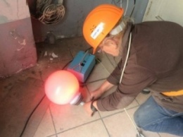 В Мариуполе женщина-электрик восстанавливает светодиодную "Ромашку" (ФОТО, ВИДЕО)