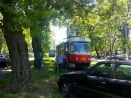 В Одессе на Фонтане Мерседес вылетел на рельсы и остановил трамваи