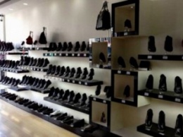 Мужчина, удачно подметив обувь в Южноукраинском магазине, решил уйти "мимо кассы"