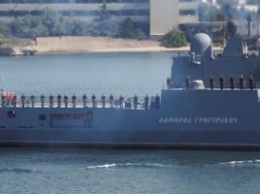 Оккупанты в Крыму на фрегате "Адмирал Григорович" врезались в причал. Из-за пробоины в борту корабль за 500 млн долларов едва не затонул