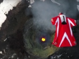 Видеофакт: экстремалка заглянула в жерло вулкана