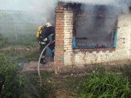 На Николаевщине спасатели дважды за сутки тушили пожары хозпостроек