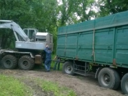 Северодонецкие спасатели помогли водителю, грузовик которого застрял в песке