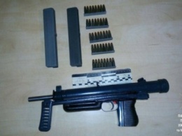 Трое неизвестных в Ужгороде закрылись в одном из заведений, вооруженные гранатой и пулеметом