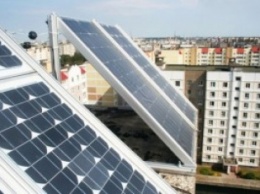 На крыше херсонской многоэтажки впервые в Украине заработала солнечная электростанция