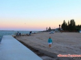 Половина пляжа в Геническе уже готова для приема отдыхающих