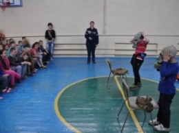 Кировоград: посетители пришкольного лагеря под руководством спасателей вспомнили правила безопасности