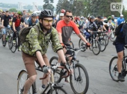В Запорожье тысячи людей проехались по проспекту на велосипедах (ФОТО)