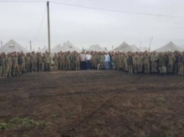 Нардепы Николаевщины передали бойцам-землякам 93-й бригады грузовик и «таблетку»
