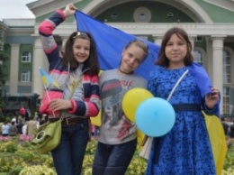В Северодонецке прошла патриотическая акция, посвященная Дню Конституции Украины