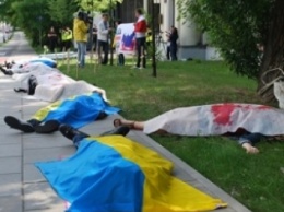 Гробы, "мертвые" тела и кровь под посольством РФ в Польше (ВИДЕО, ФОТО)