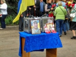 В Кировоградской области провели в последний путь военного, который погиб защищая родину ФОТО
