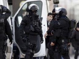 Во Франции 40 полицейских с автоматами ворвались в отель с российскими болельщиками
