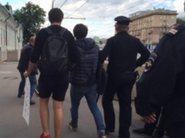 Любовь побеждает: аресты за цветы под посольством США в Москве (ФОТО)