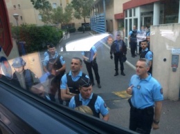 Французский спецназ загнал автобус с россиянами в отстойник: одного уже депортировали (ФОТО, ВИДЕО)