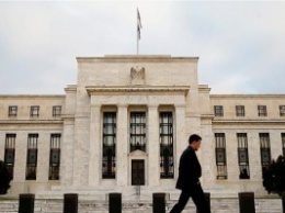ФРС США решает, поднимать ли ставку рефинансирования