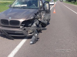 На Львовщине юный водитель BMW X5 выехал на встречку и протаранил грузовик. ФОТО