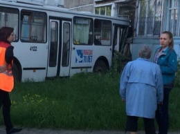 В Барнауле в жилой 9-этажный дом врезался троллейбус