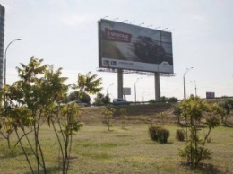 В Киеве демонтируют гигантские билборды. Рекламу срезают кусками
