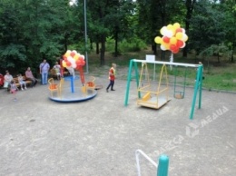 В одесском парке установили первую в городе площадку для детей с ограниченными физическими возможностями