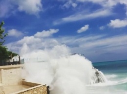 Огромные волны на Бали вызвали панику среди туристов (фото, видео)