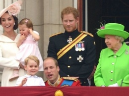 Грозная Елизавета II отругала своего внука принца Уильяма за его неприличный жест