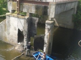 На Житомирщине подорвали мост (фото)