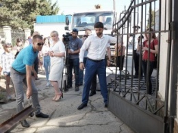 Крымский вице-спикер снес забор, преграждающий дорогу к морю. Проход вновь заблокировали через несколько часов