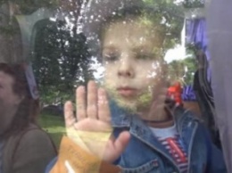 В сети появилось видео, как сироты со слезами на глазах переезжали в Северодонецк (видео)