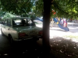 Жара в Днепре: Жигули припарковался прямо на детской площадке