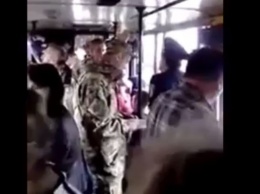 Харьковские работники военкоматов выдают повестки прямо в автобусах