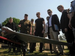Яценюк посетил Яворовский полигон, где американские инструкторы обучают бойцов Нацгвардии