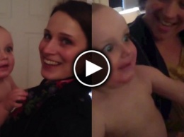 Реакция малыша впервые увидевшего близняшку своей мамы (ВИДЕО)