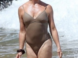 Голди Хоун похвасталась фигурой в купальнике
