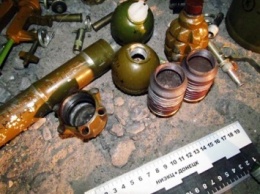 Полицейские возле Славянска задержали киевлянина, который вез мину и гранаты "для столичного музея"