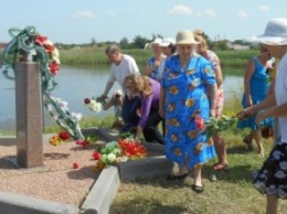 Славянцы возложили цветы к могиле неизвестного солдата на Славянском курорте