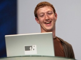 Марк Цукерберг заклеивает на своем ноутбуке микрофон и видеокамеру