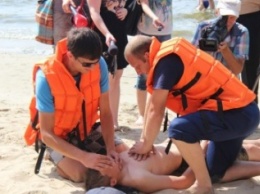 В Херсоне спасатели на пляже учили детей оказывать первую помощь (фото)