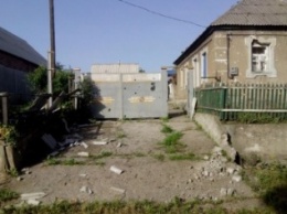 Снаряды боевиков "ДНР" падают в дома мирных жителей Авдеевки, но уже в 5 км от "промки" люди отдыхают на карьере (ФОТО)