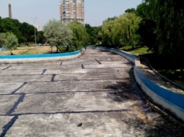 В очищенный пруд одесского дендропарка Победы запускают воду. Фото