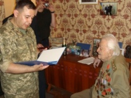 Столетнему герою Второй мировой войны, защищавшему Донбасс, представители украинской армии вручили орден