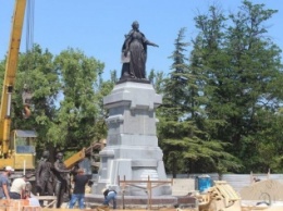 В столице Крыма водрузили памятник Екатерине II, который не давала восстановить Украина