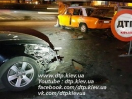 Масштабное ДТП в Киеве: Audi и ВАЗ врезались в кран, есть пострадавшие (ФОТО)