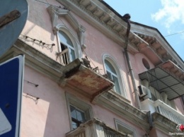 На улице Соборной обвалился балкон третьего этажа