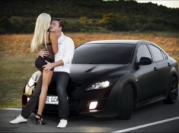 В Екатеринбурге застукали пару, занимающуюся любовью прямо на капоте авто