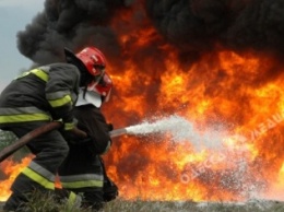 Под Одессой более 20 спасателей тушили пожар на базе отдыха