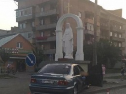 В Мукачево водитель BMW протаранил скульптуру Девы Марии